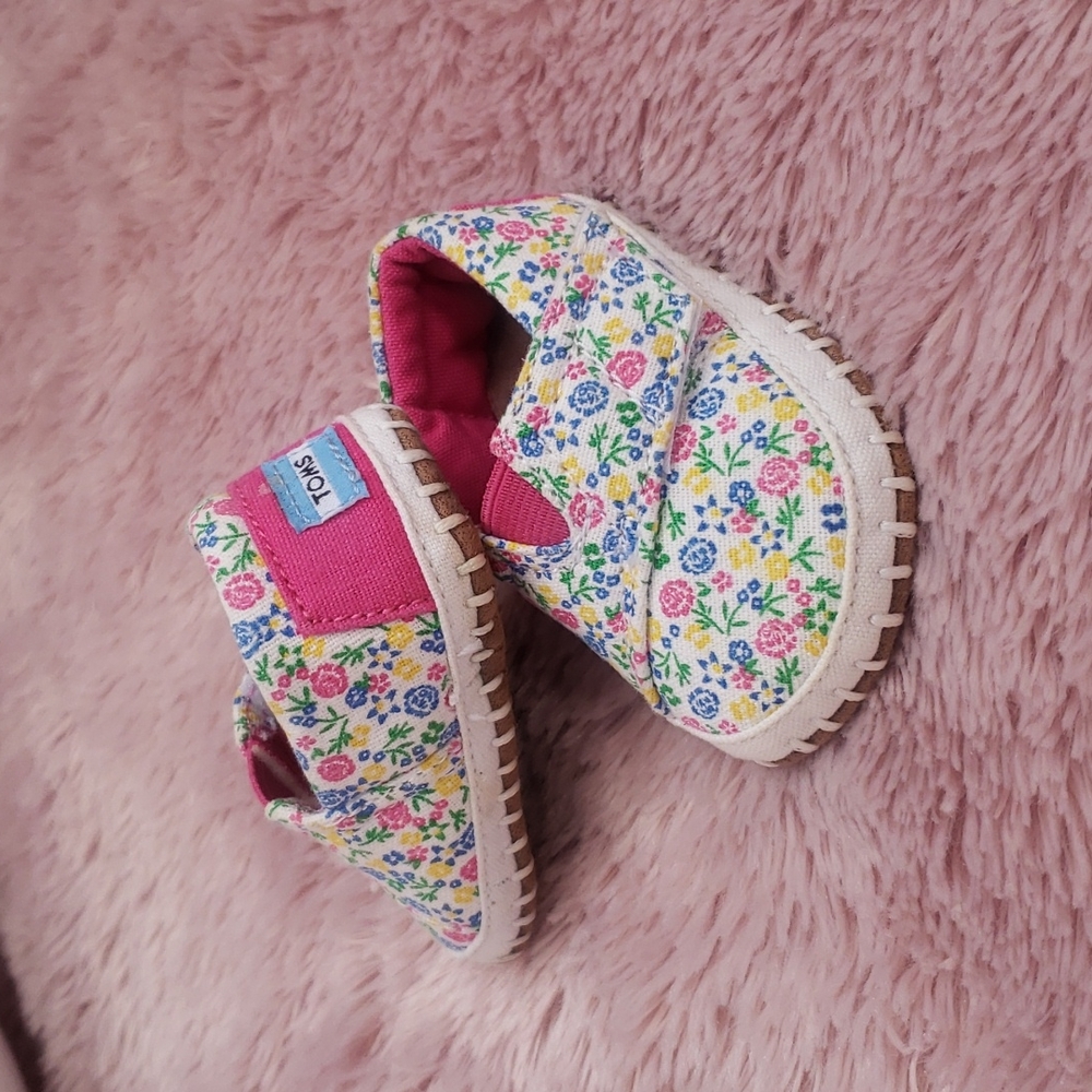 Baby girl Tom's crib shoes